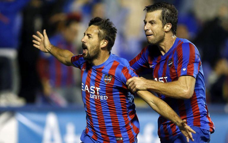 GRA185. VALENCIA, 23/11/2014.- El centrocampista del Levante José Luis Morales (i) celebra con su compañero austríaco Andreas Ivanschitz (d), el gol marcado al Valencia, segundo para su equipo, durante el partido de la decimosegunda jornada de Liga que disputado esta tarde en el estadio Ciutat de Valencia. EFE/Kai Försterling