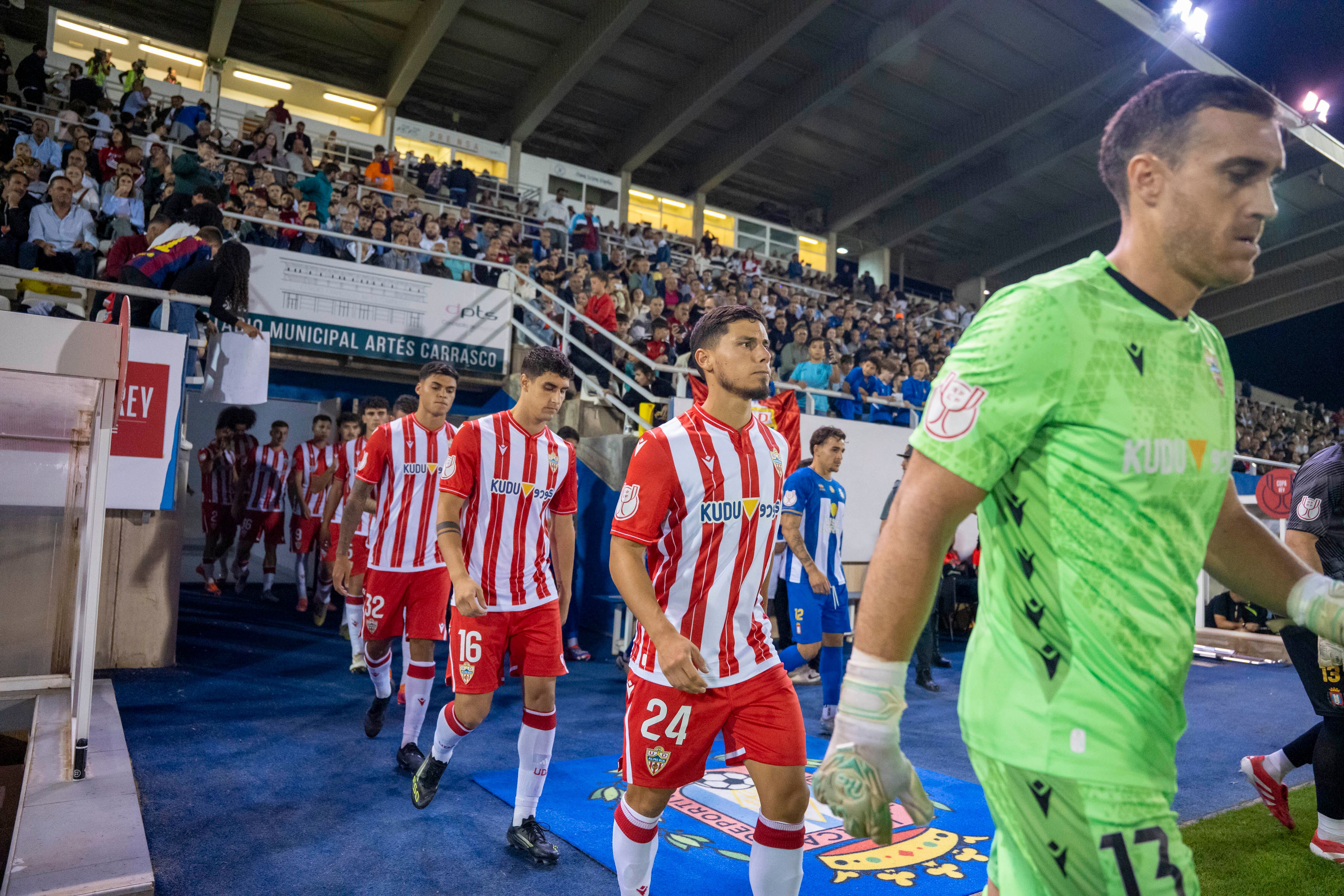 La salida del Almería al campo.