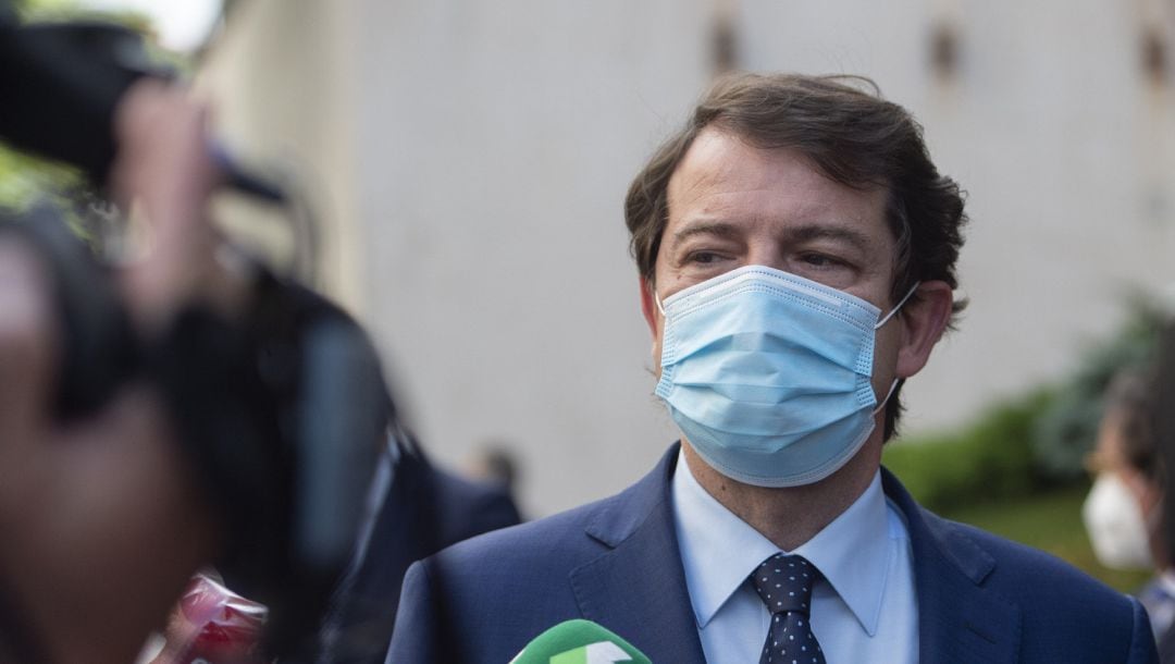 El presidente de la Junta de Castilla y León, Alfonso Fernando Fernández Mañueco, ofrece declaraciones a los medios