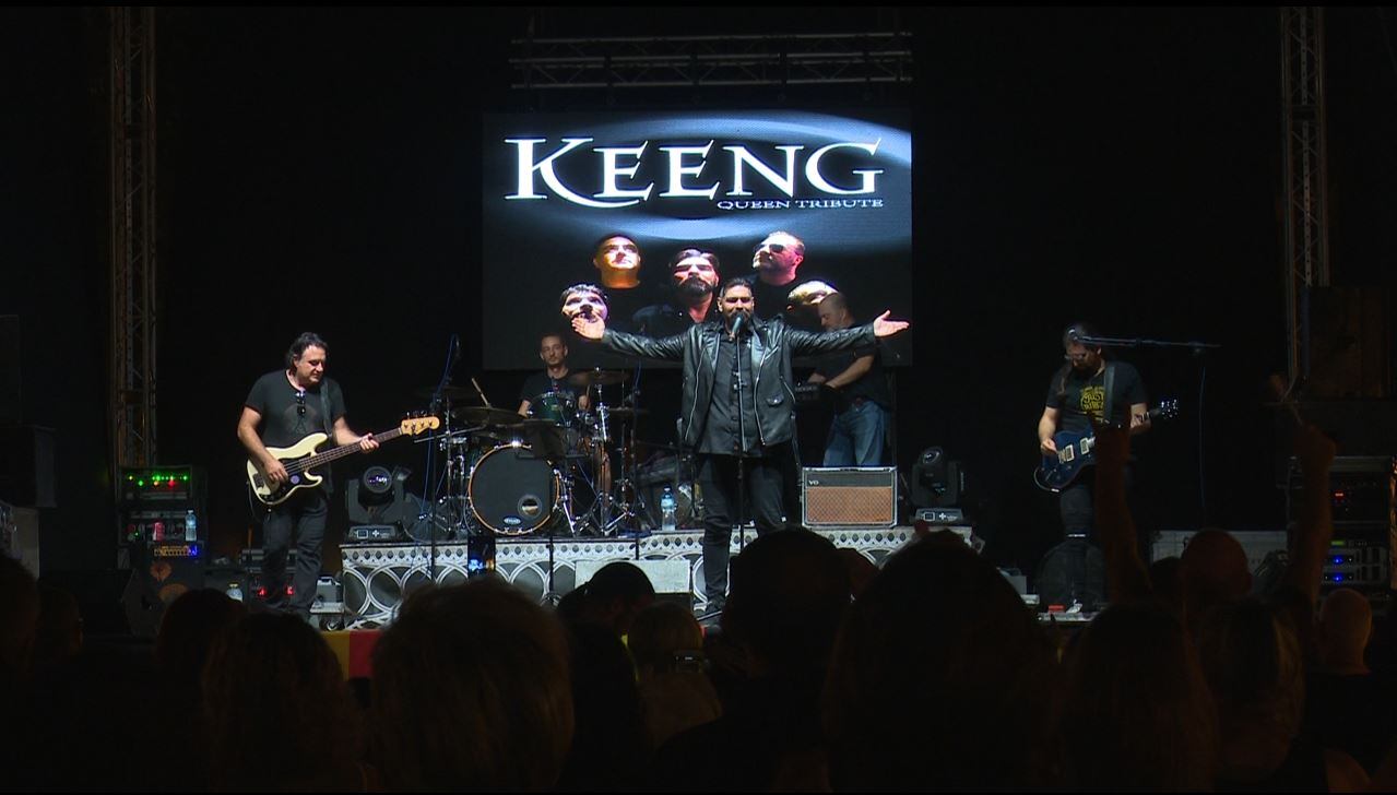 Un homenaje al grupo Queen amenizó la noche del Orgullo en Oliva.