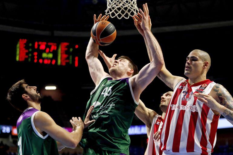 Cooley intenta capturar el balón ante Zirbes