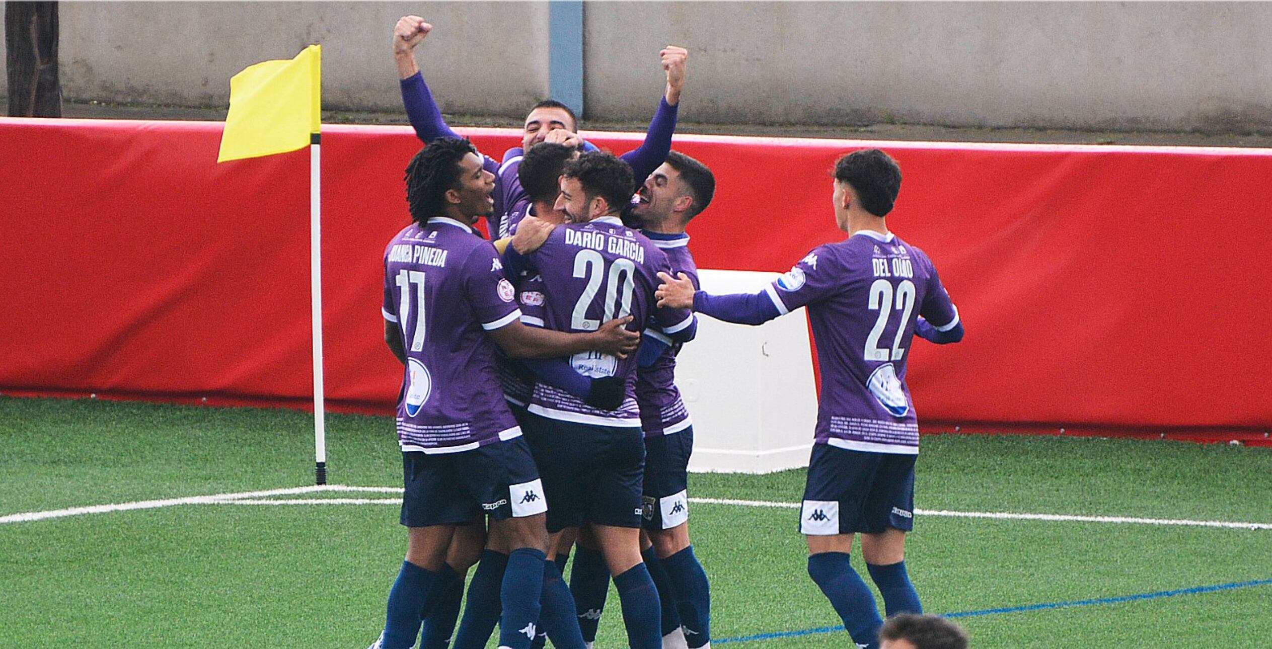 Illescas 1 Guadalajara 2 los jugadores morados celebran el gol del triunfo de Iván Moreno en Illescas FOTO: CD Guadalajara