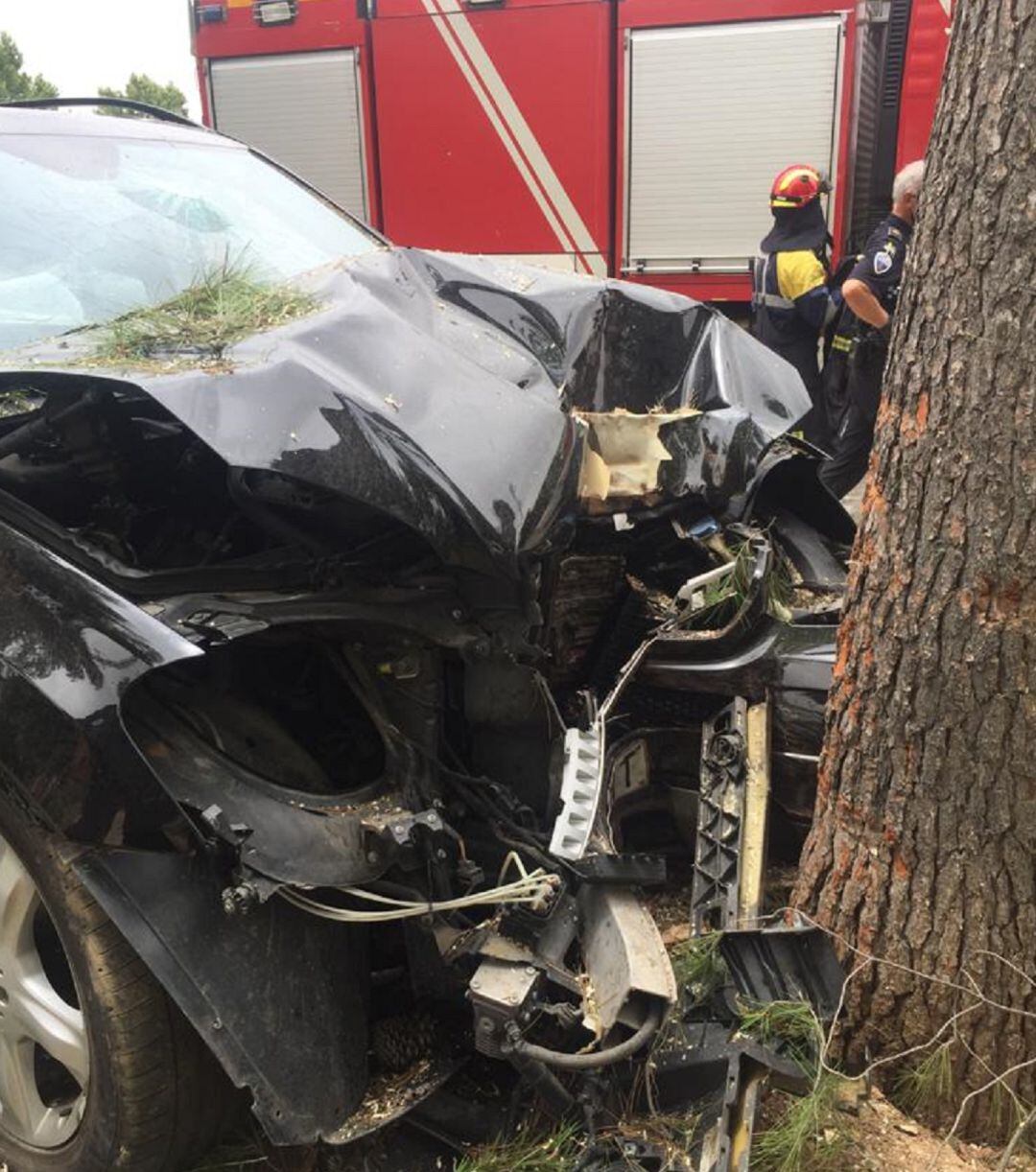 Estado en el que ha quedado el vehículo tras el choque contra el árbol en la Avenida de Reyes Católicos