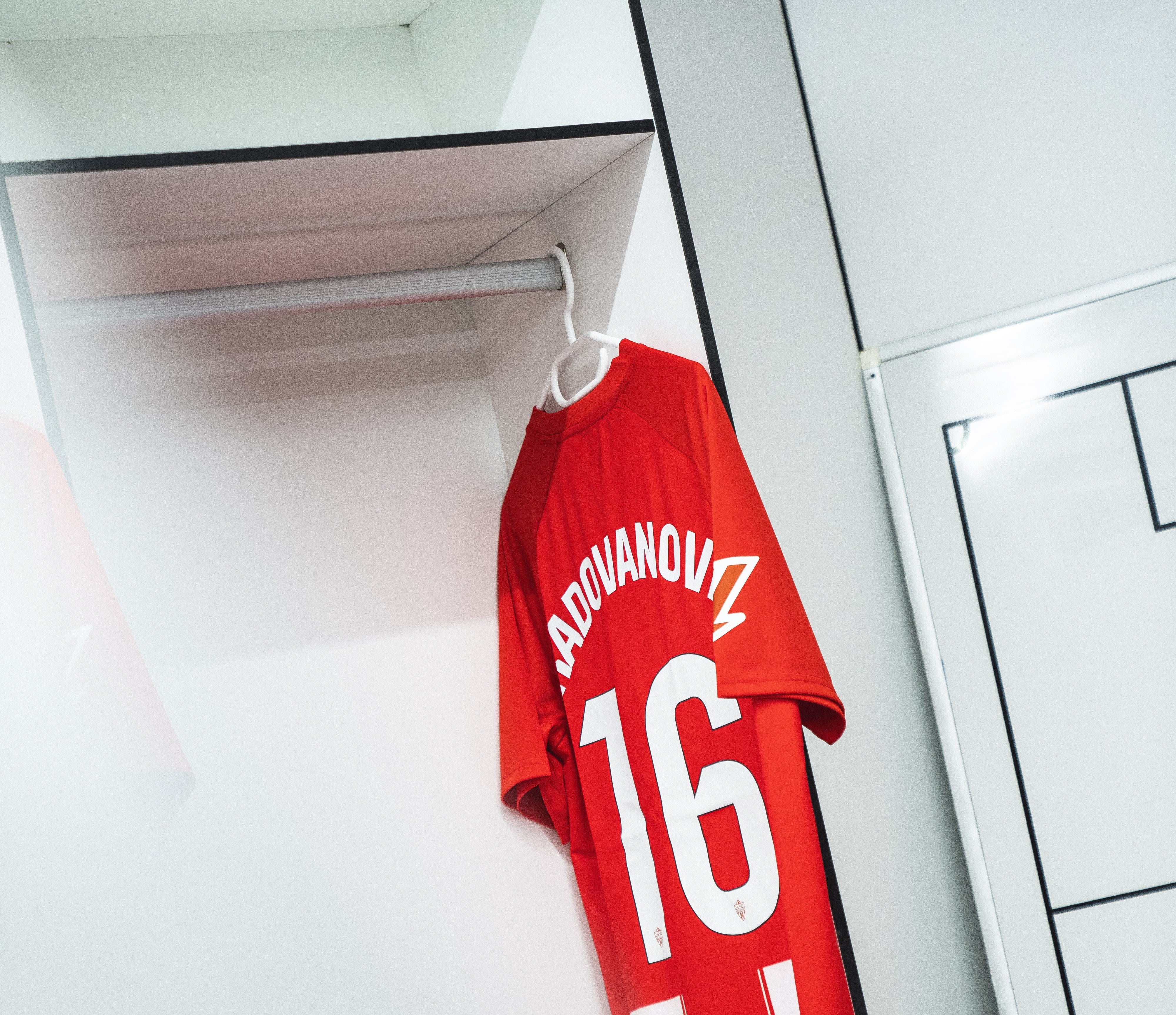 La camiseta del serbio en el vestuario de El Sardinero.