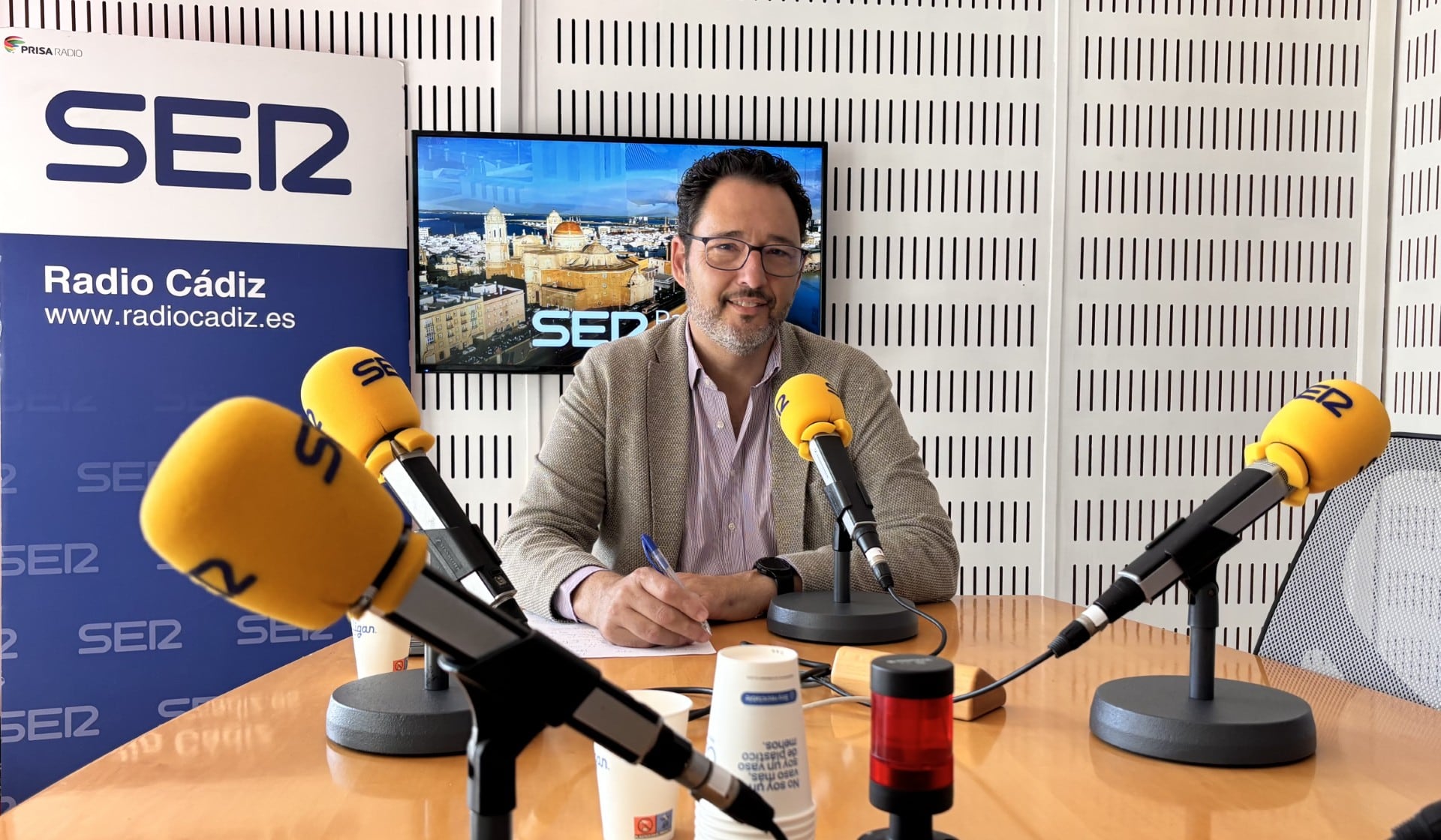 José Andrés Santos en los estudios de Radio Cádiz