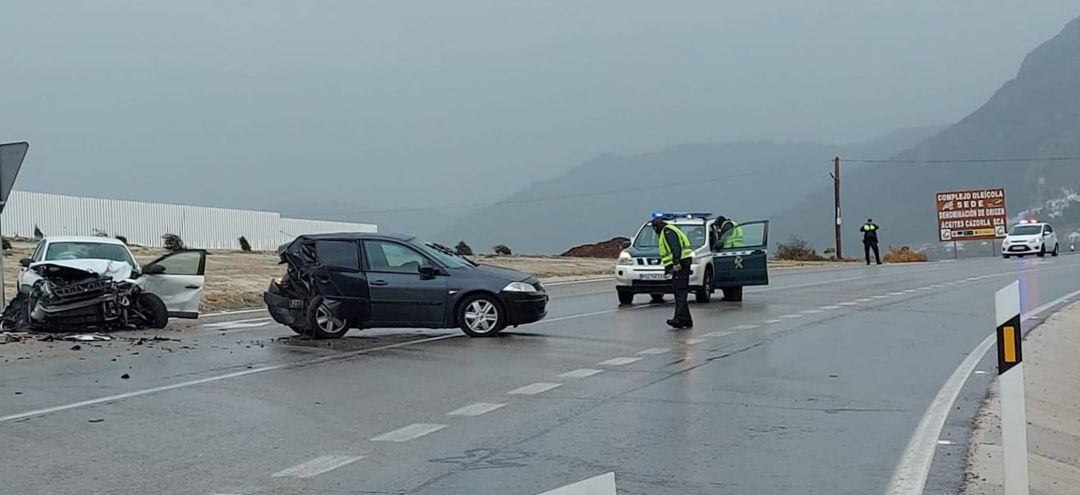 Accidente de tráfico entre dos turismo en la A-319