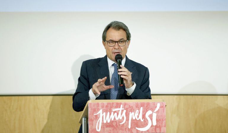 GRA205. BARCELONA 7/9/2015.- El presidente catalán, Artur Mas, durante la rueda de prensa que ha ofrecido hoy en Barcelona para explicar la viabilidad económica del nuevo estado. EFE/Andreu Dalmau
