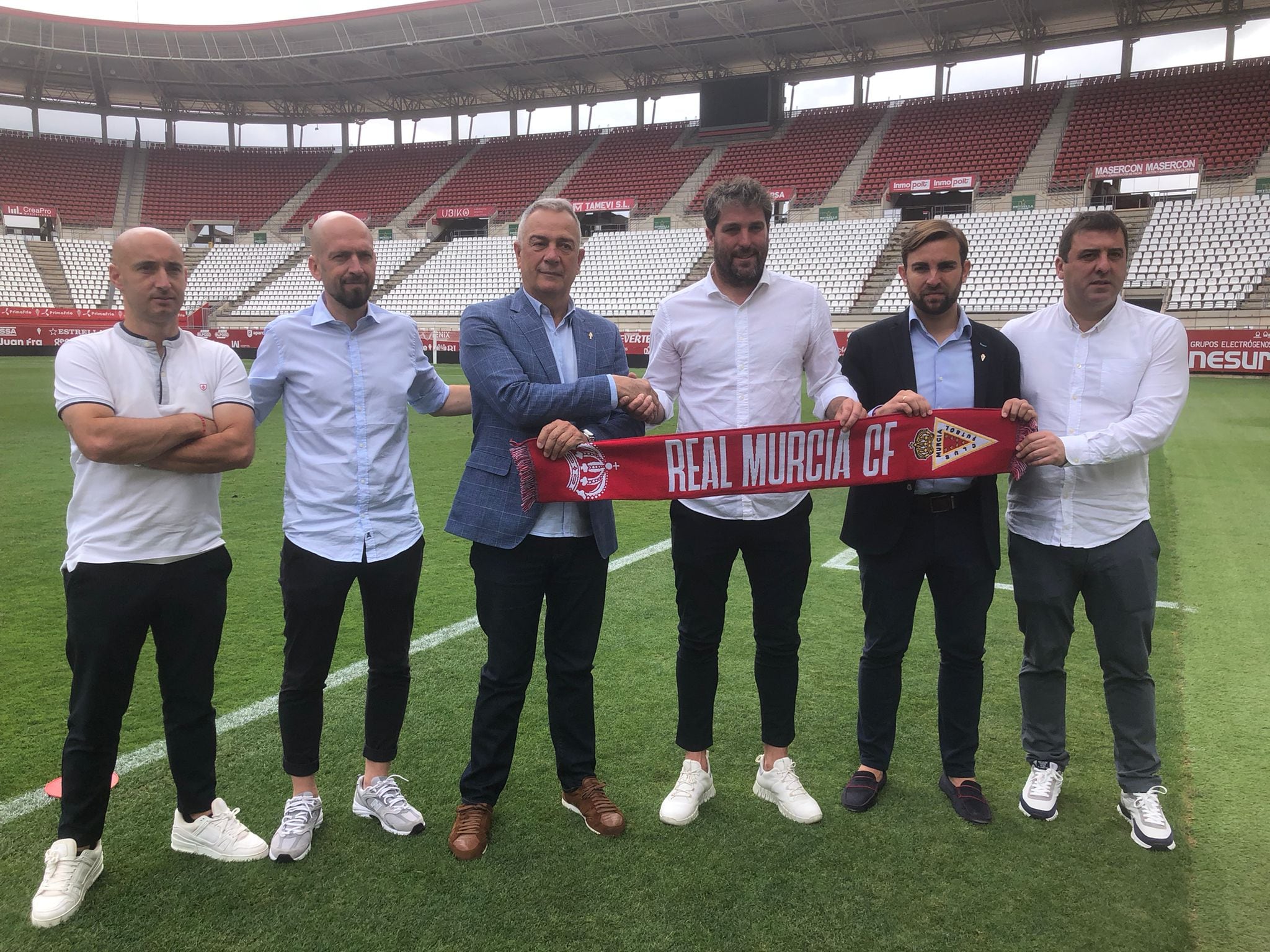 Asier Goiria y su equipo de trabajo el día de la presentación con el Real Murcia