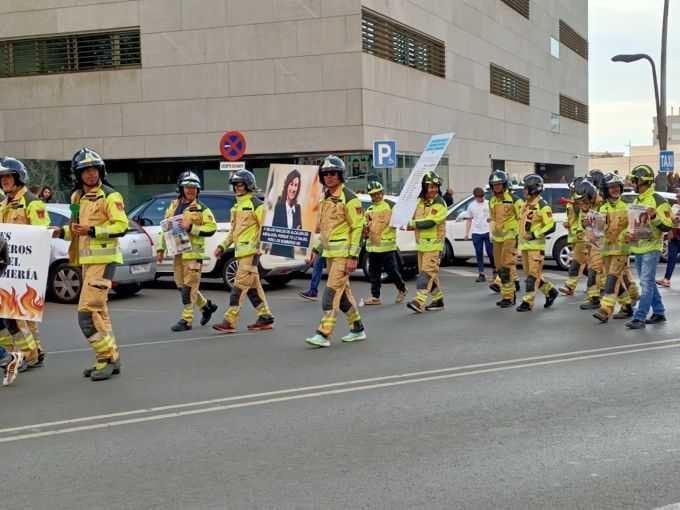 Un centenar de bomberos del parque de Almería se han manifestado este lunes por las calles de la capital para reivindicar "dignidad".
