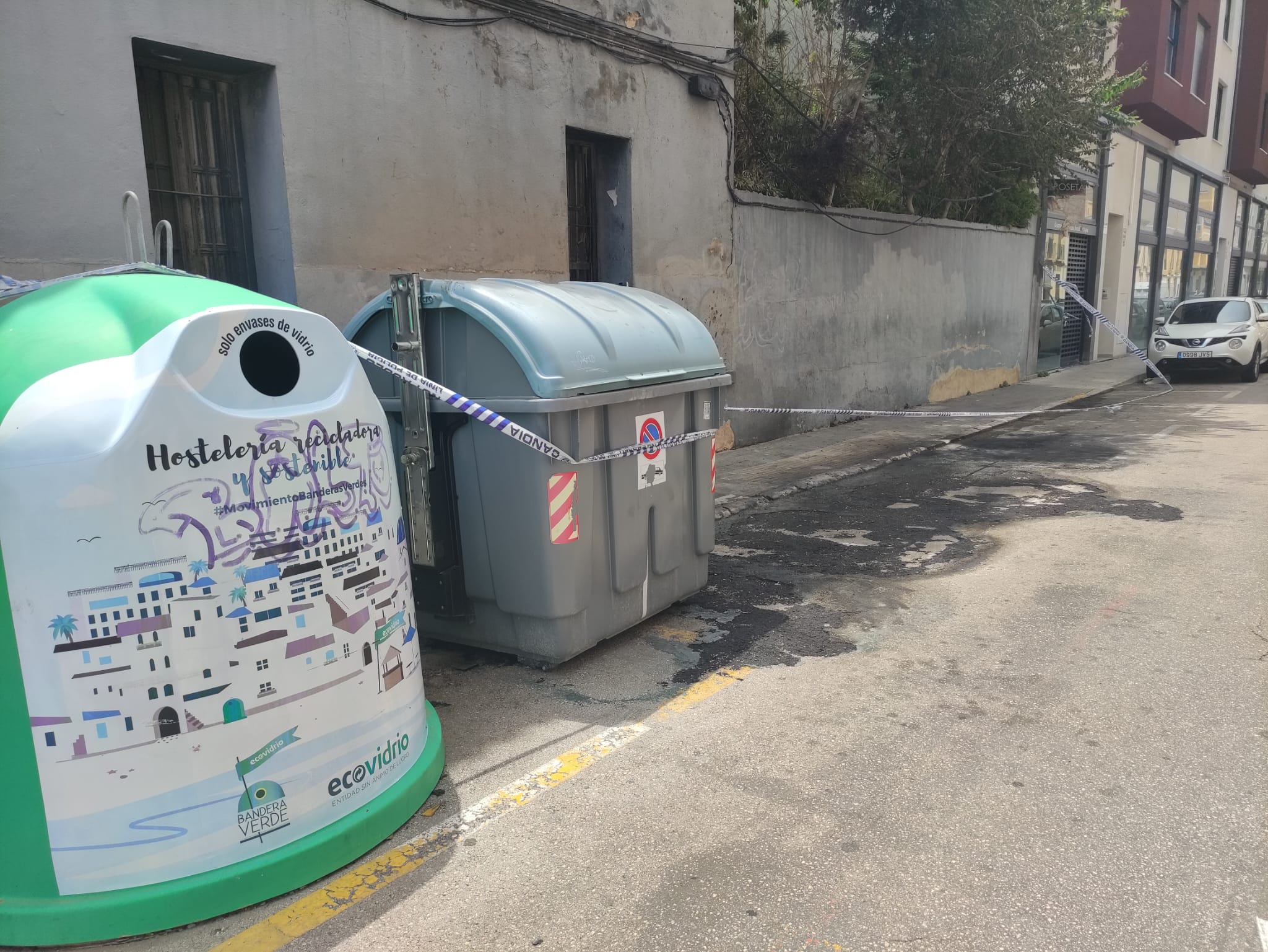 Tramo de la calle Cervantes en la que se han incendiado varios contenedores.