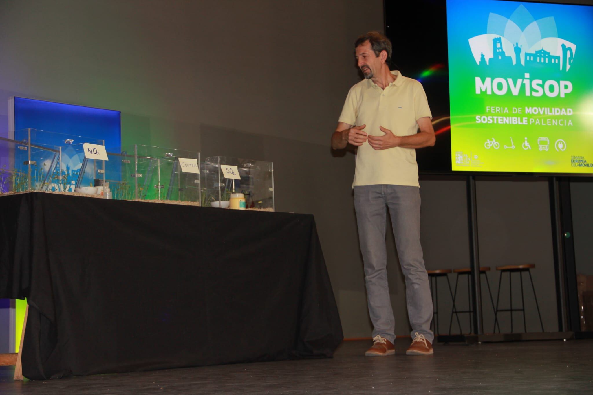 Francisco Lafuente, profesor del campus universitario de Palencia, frente al experimento sobre contaminación ambiental presentado en la inauguración de MOVISOP