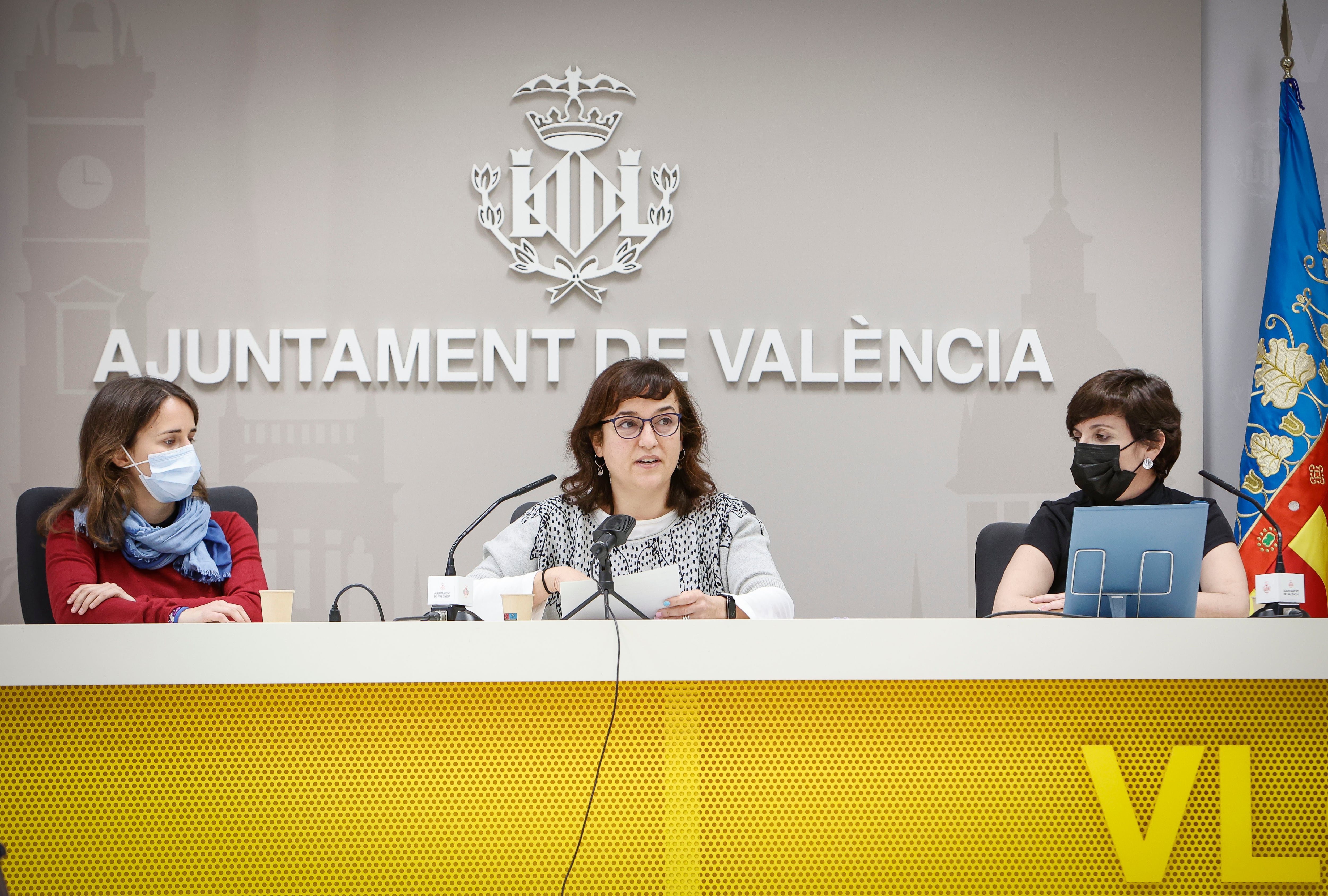 La concejala de Servicios Sociales, Isabel Lozano, la profesora de la Universitat de València Mercedes Botija y la representante de las entidades participantes, Pilar Descalzo