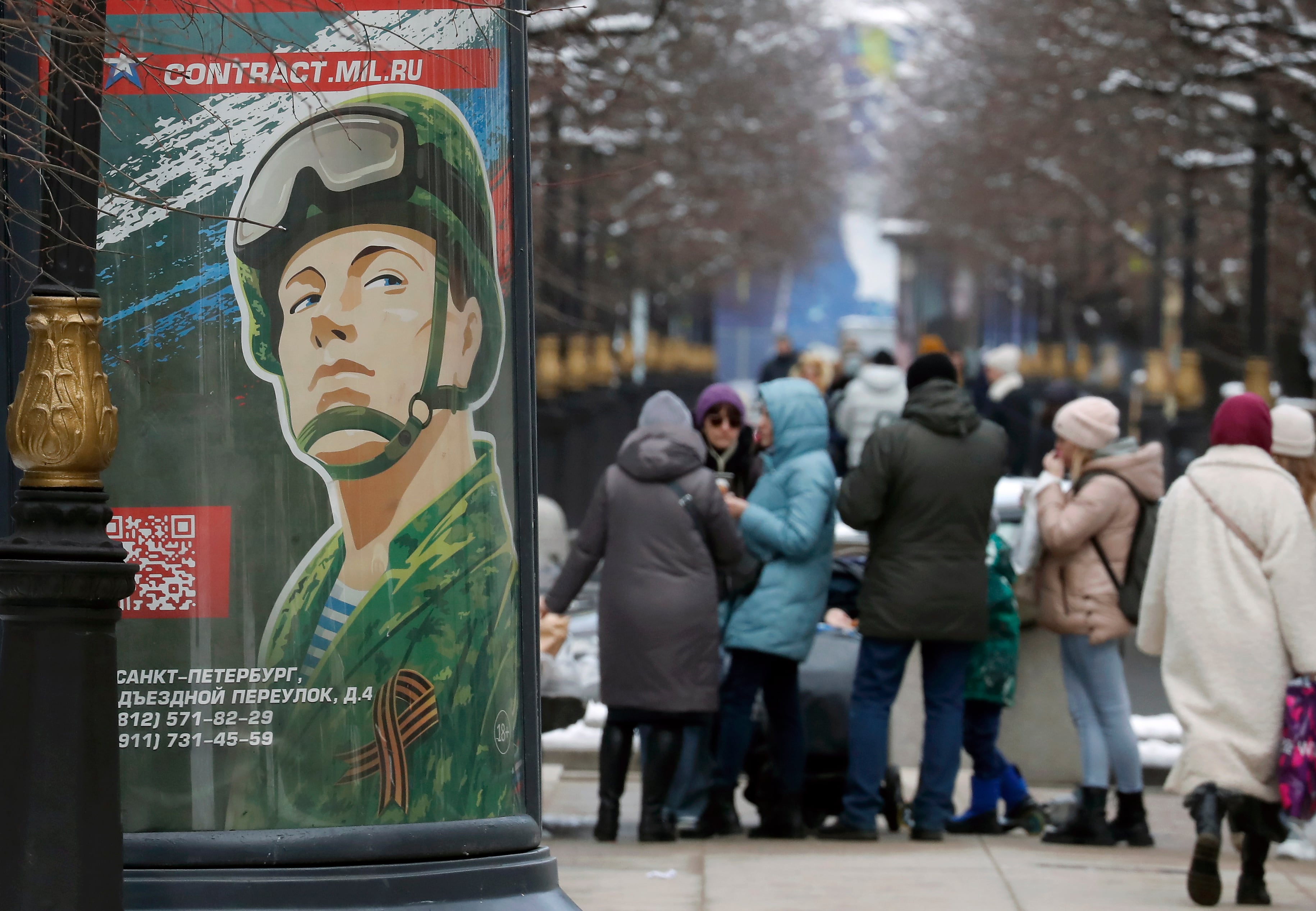 En San Peterbusgo al norte de Rusia, el poster de un soldado con el eslogan, &quot;servir a Rusia es un trabajo real&quot;