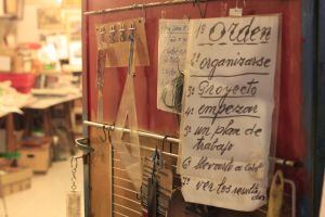 Entrada al taller de bisutería de Manuel