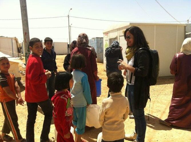 Ángels Barceló junto a un grupo de niños en el campo de Zaatari