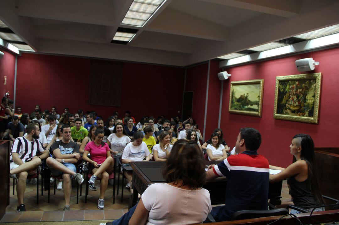 Jóvenes de Cuéllar que participaron en verano en una reunión para presentar propuestas de actividades al alcalde y las concejalas de juventud y cultura