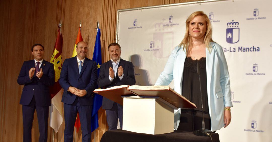 María Ángeles Martínez, nueva delegada de la Junta en Cuenca, en su toma de posesión.