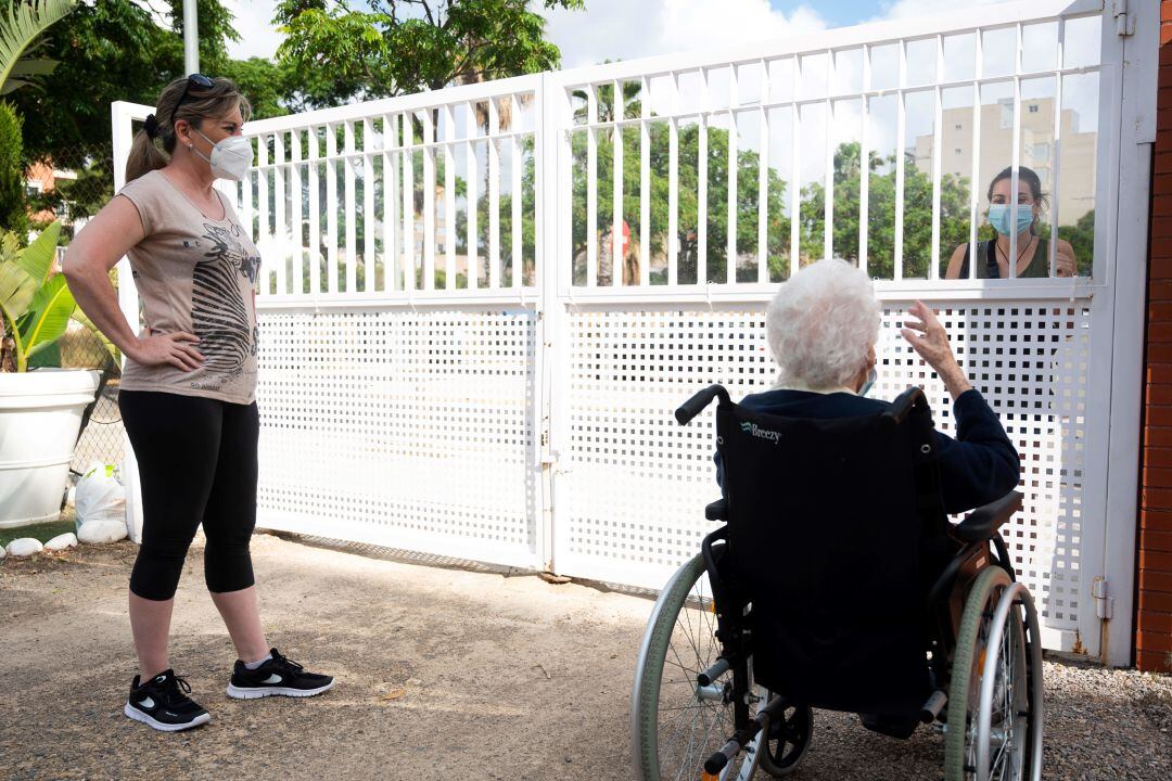 Una interna en una residencia de Valterna recibe la visita de una persona desde la puerta.