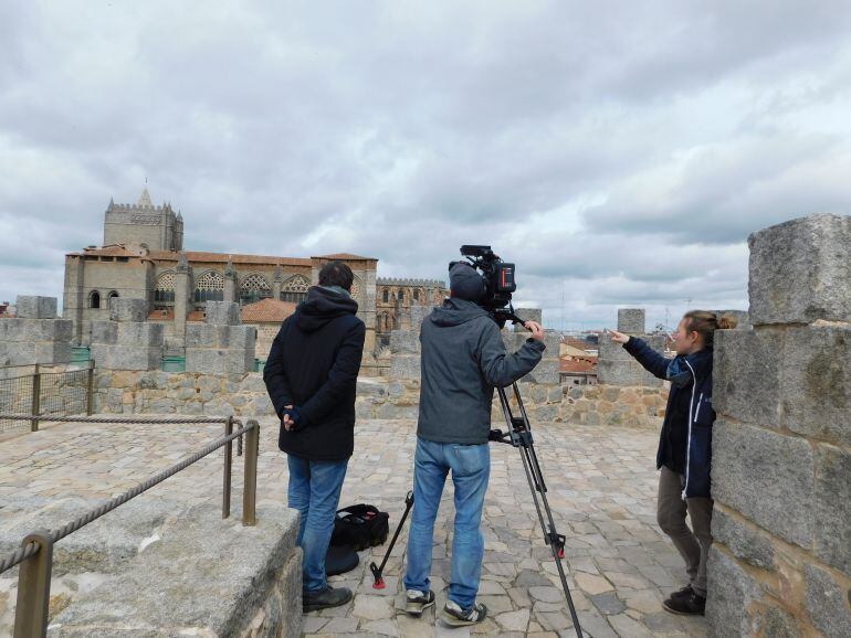 El equipo toma imágenes desde el adarve de la Muralla