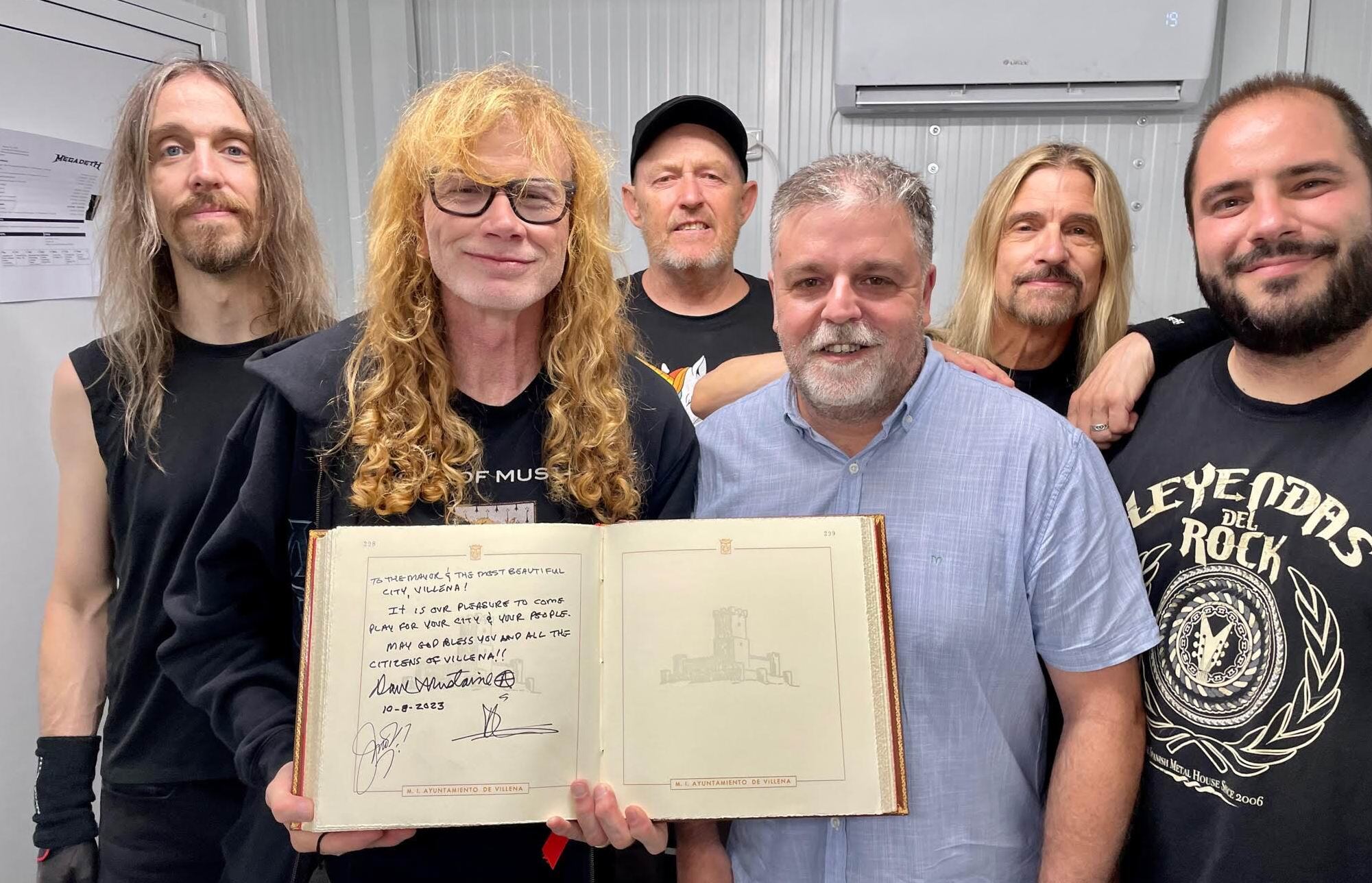 Megadeth firma Libro de Honor de Villen