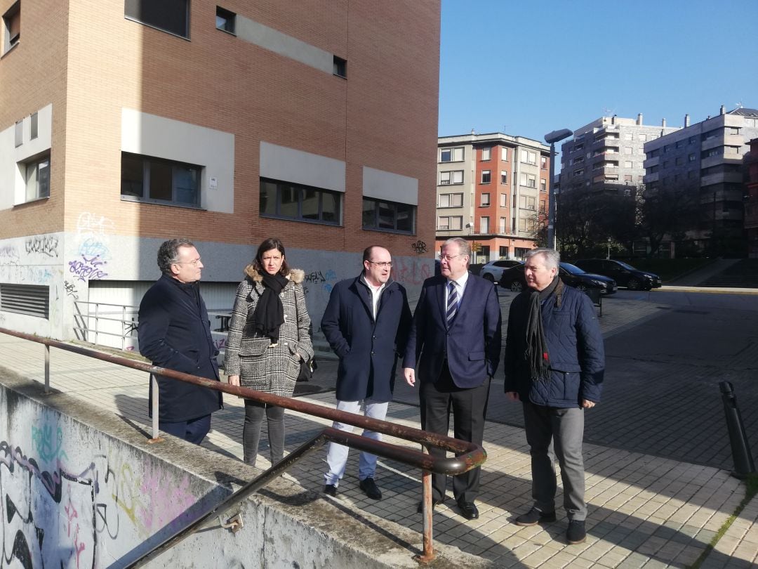 Los populares junto al acceso subterráneo a la estación del ferrocarril de Ponferrada