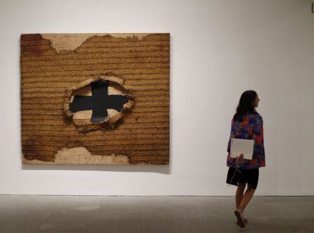 &#039;Estora&#039; (1994), pintura y collage sobre madera del artista barcelonés Antoni Tàpies