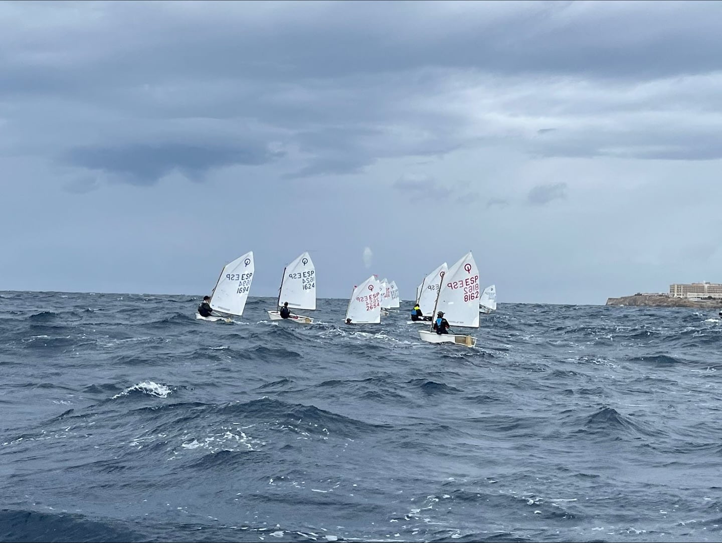 Imatge de l'entrenament de la classe òptimist del CN Ciutadella.