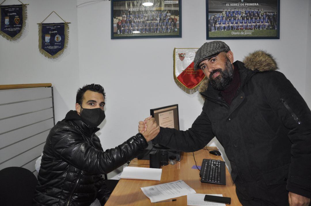 Juan Luis Gil Zarzana y Murci tras la firma del finiquito del delantero