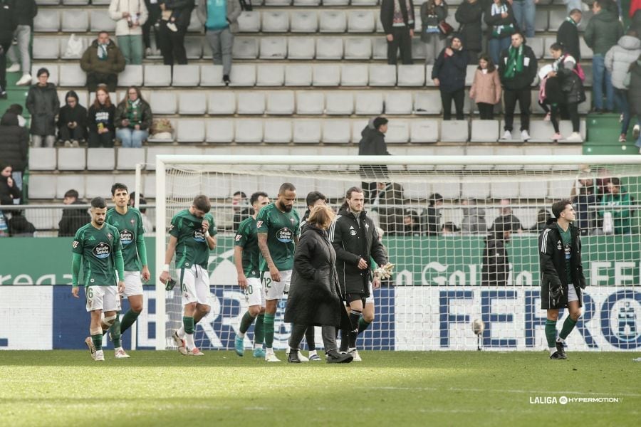 Jugadores del Racing, entre ellos Bebé, tras la derrota ante el Oviedo en A Malata (foto: LaLiga Hypermotion)