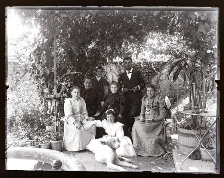 Retrato familiar en el jardín de la casa Carderera de Huesca. Ca. 1901-1910