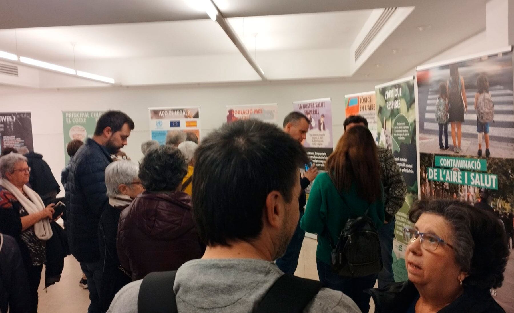 Un moment de la inauguració de l'exposciió ''Contaminació de l'aire i salut'