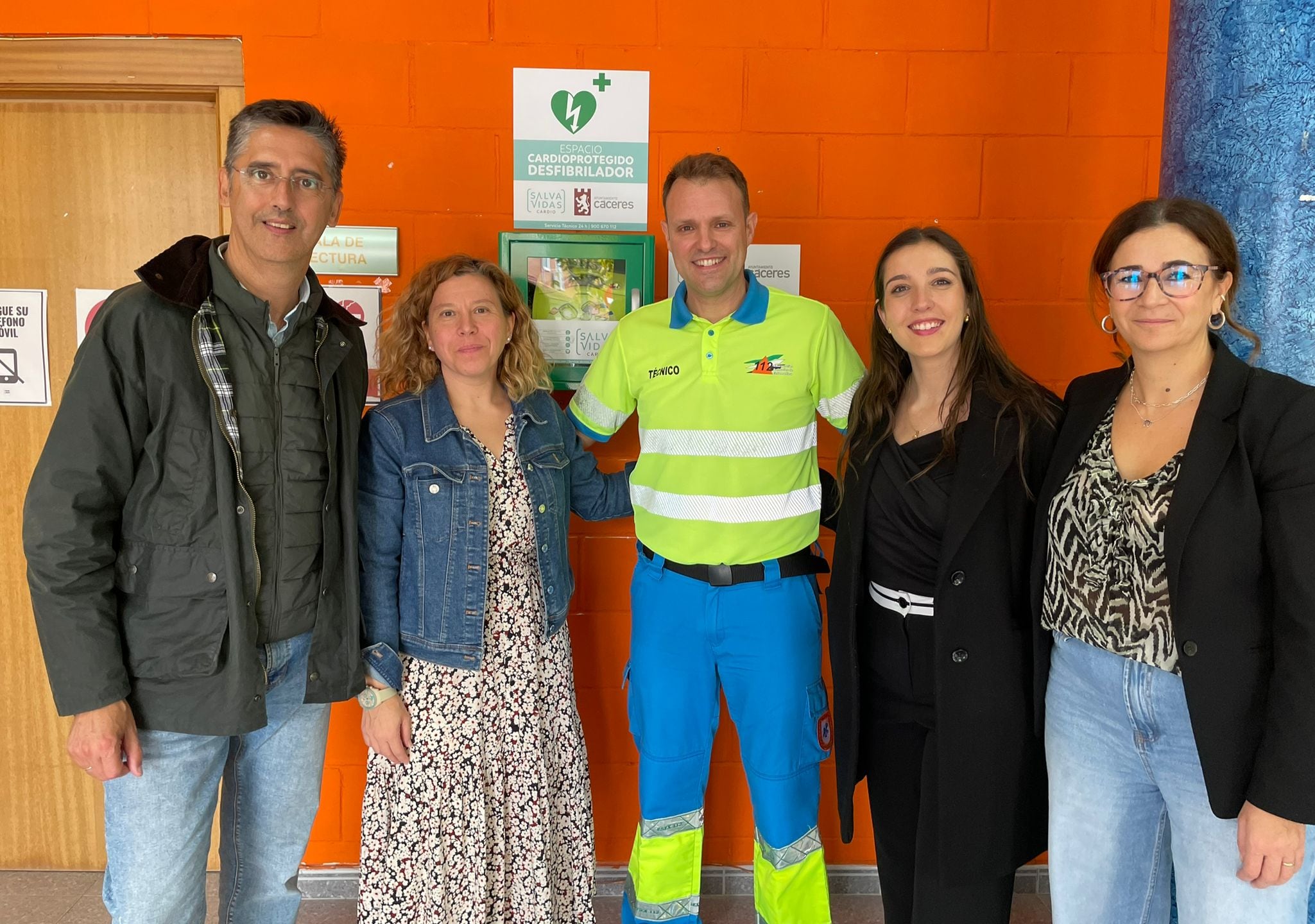 Miembros del Gobierno de Cáceres y un técnico de la UME 5.1 durante la presentación de los DEA