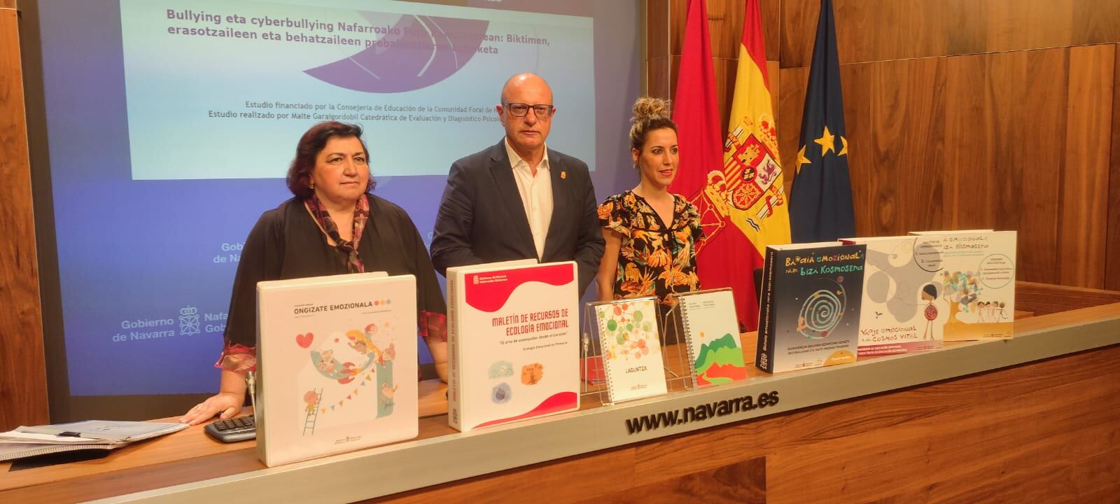 De izda. a dcha., la directora del Servicio de Inclusión, Igualdad y Convivencia en el departamento de Educación, Mari Jose Cortés, el consejero de Educación, Carlos Gimeno, y la Jefa de la Sección de Igualdad y Convivencia, Itziar Irazabal.