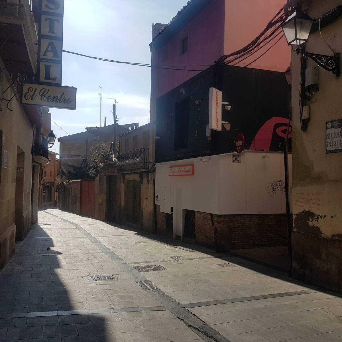 Vecinos de las calles Sancho Ramírez y Azlor protestan por las molestias e incumplimientos del bar Cubitos