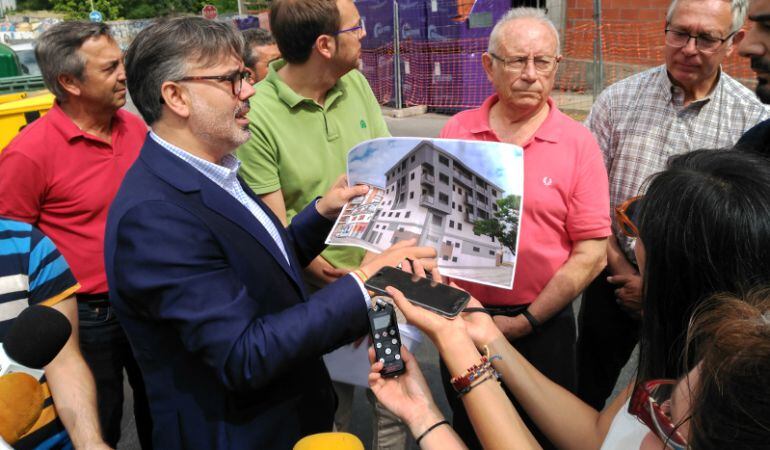 El alcalde muestra la infografía de como quedaría el edificio donde se ubicará la sede de la Asociación de Vecinos de Miralvalle