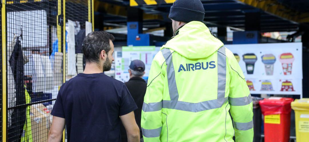 Operarios de mantenimiento en el interior de la factoría de Airbus en Getafe 
 