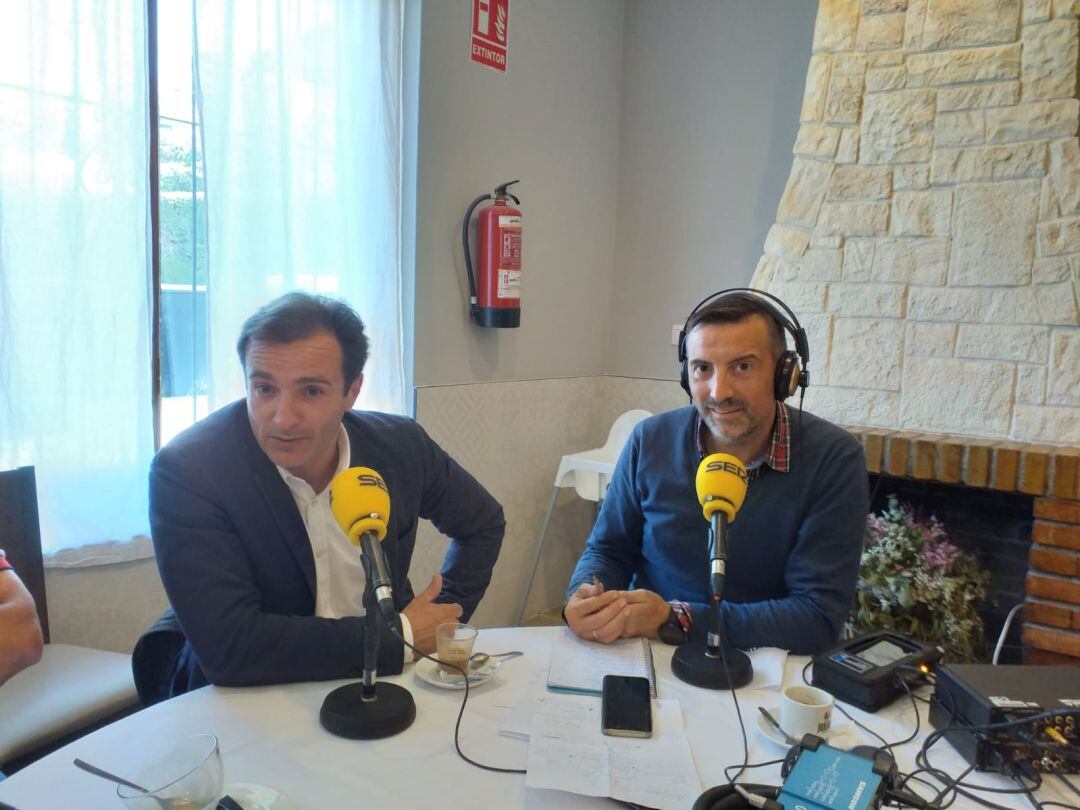 El presidente del Hércules CF, Carlos Parodi, junto a Pedro Vera