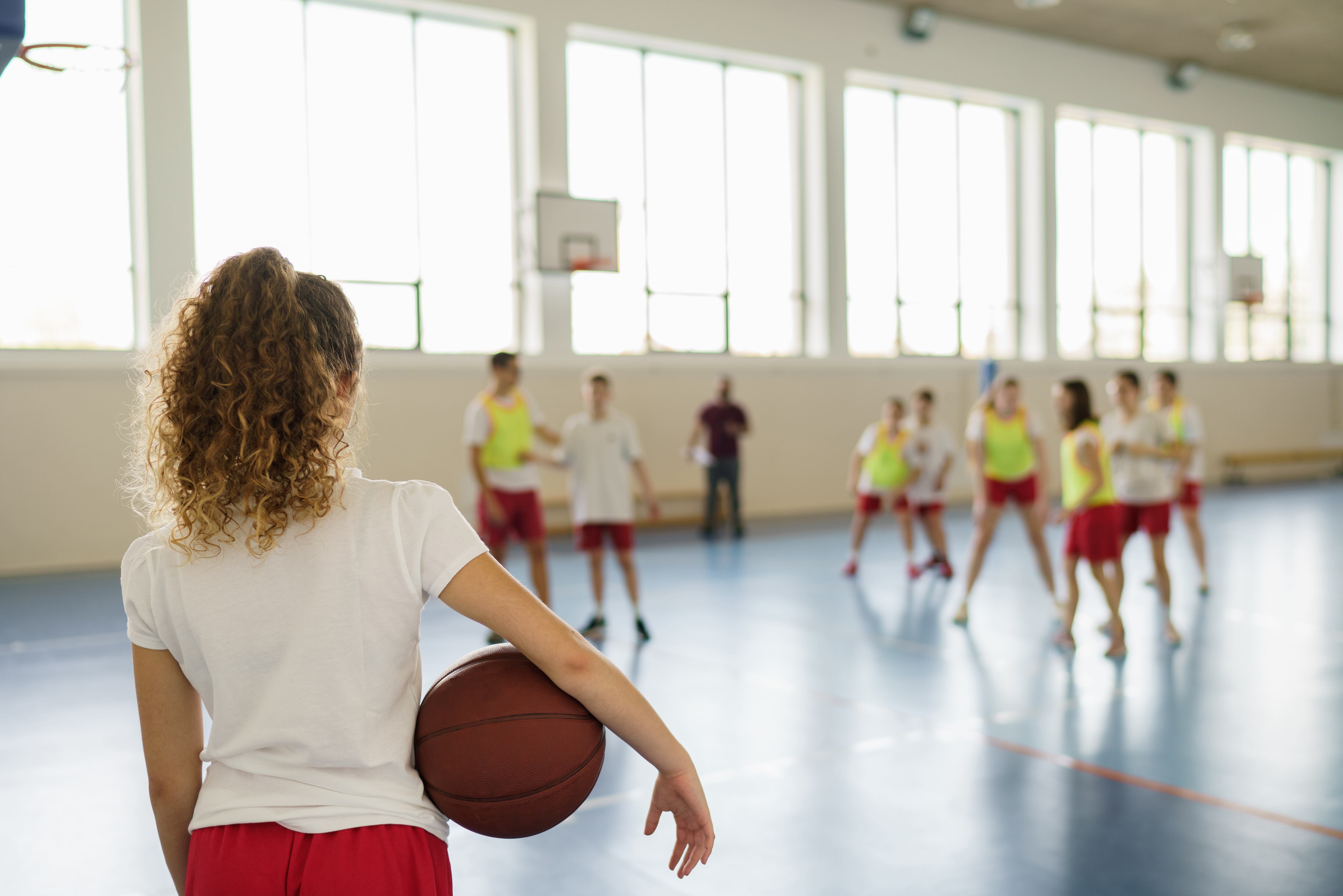 Menores jugando al baloncesto (Archivo)