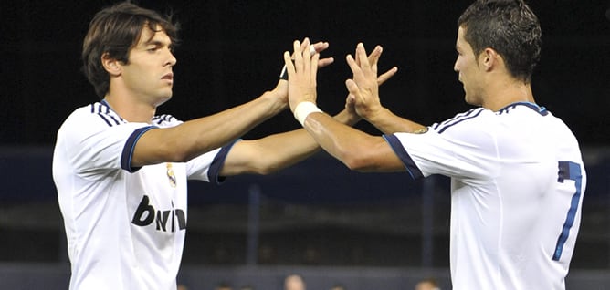 El jugador del Real Madrid Cristiano Ronaldo celebra un gol ante el AC Milán con su compañero Kaka hoy, miércoles 8 de agosto de 2012, durante un partido por el torneo World Football Challenge 2012 en el Yankee Stadium del Bronx, Nueva York