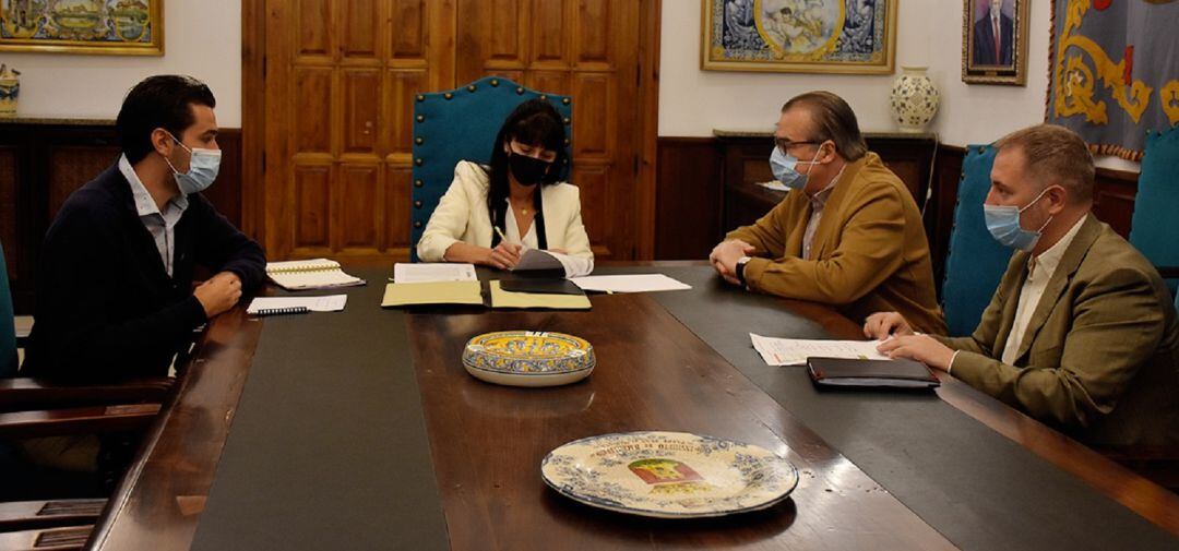 Firma del convenio entre Ayuntamiento y Cáritas