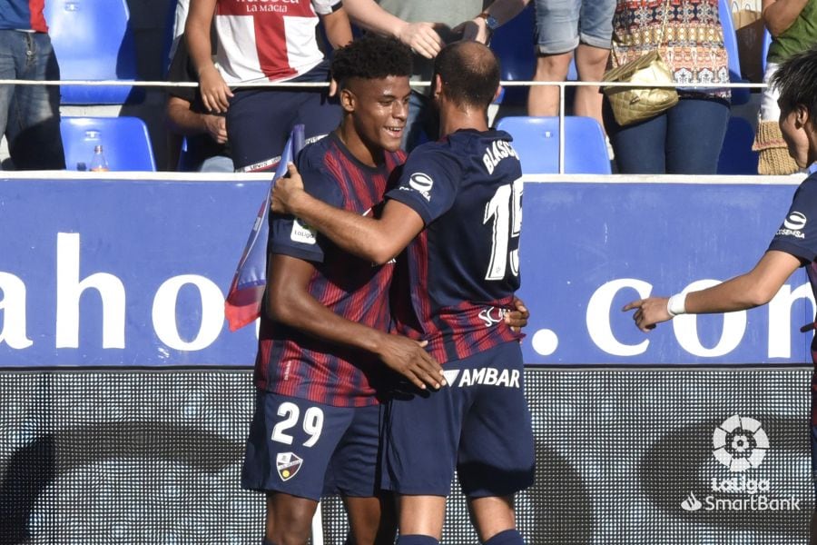 Kevin Carlos se estrenó como titular y goleador en El Alcoraz ante el Ibiza