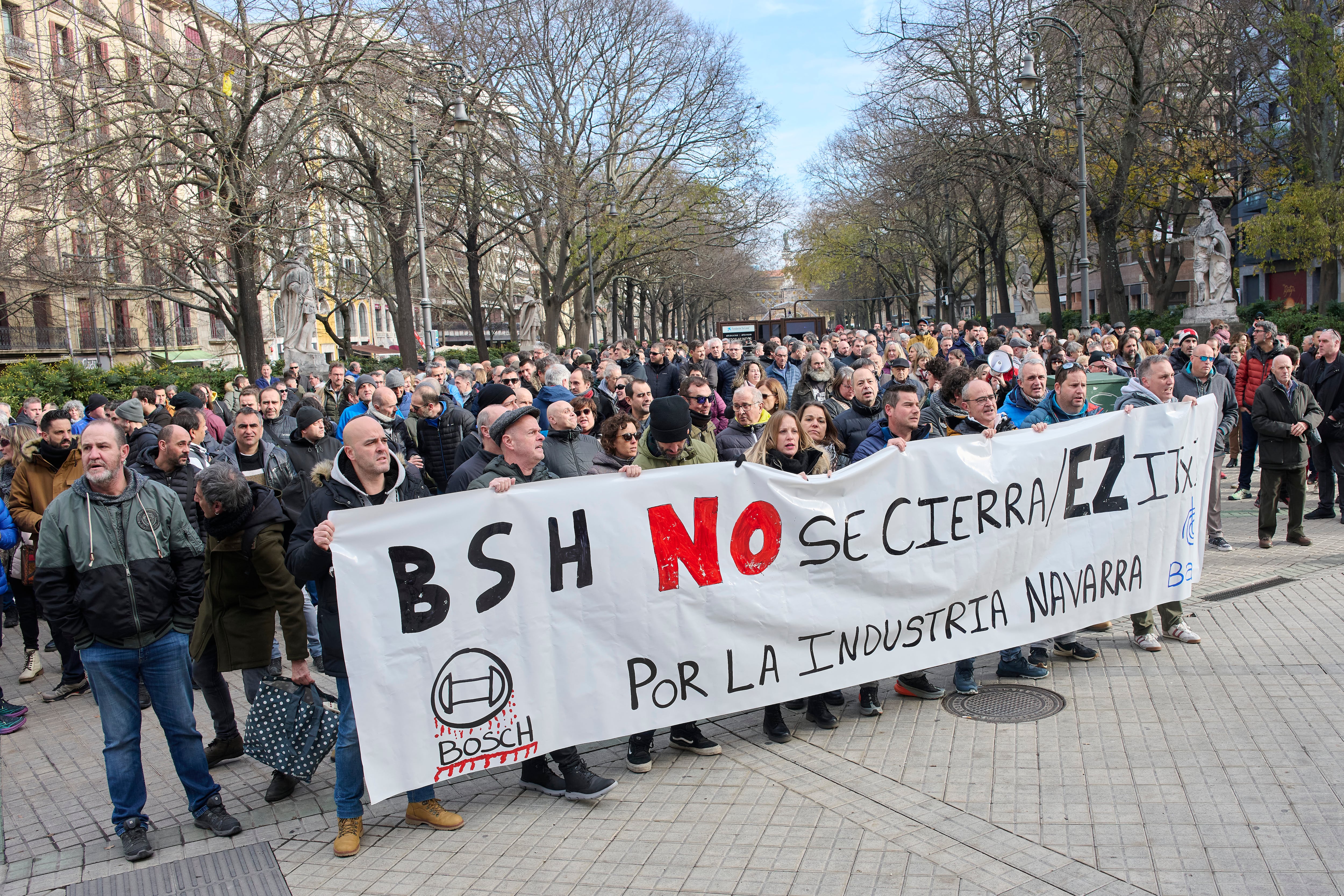 La plantilla de la fábrica de electrodomésticos BSH se ha concentrado este miércoles en Pamplona para protestar contra el anuncio de cierre de la factoría de Esquiroz. EFE/ Iñaki Porto