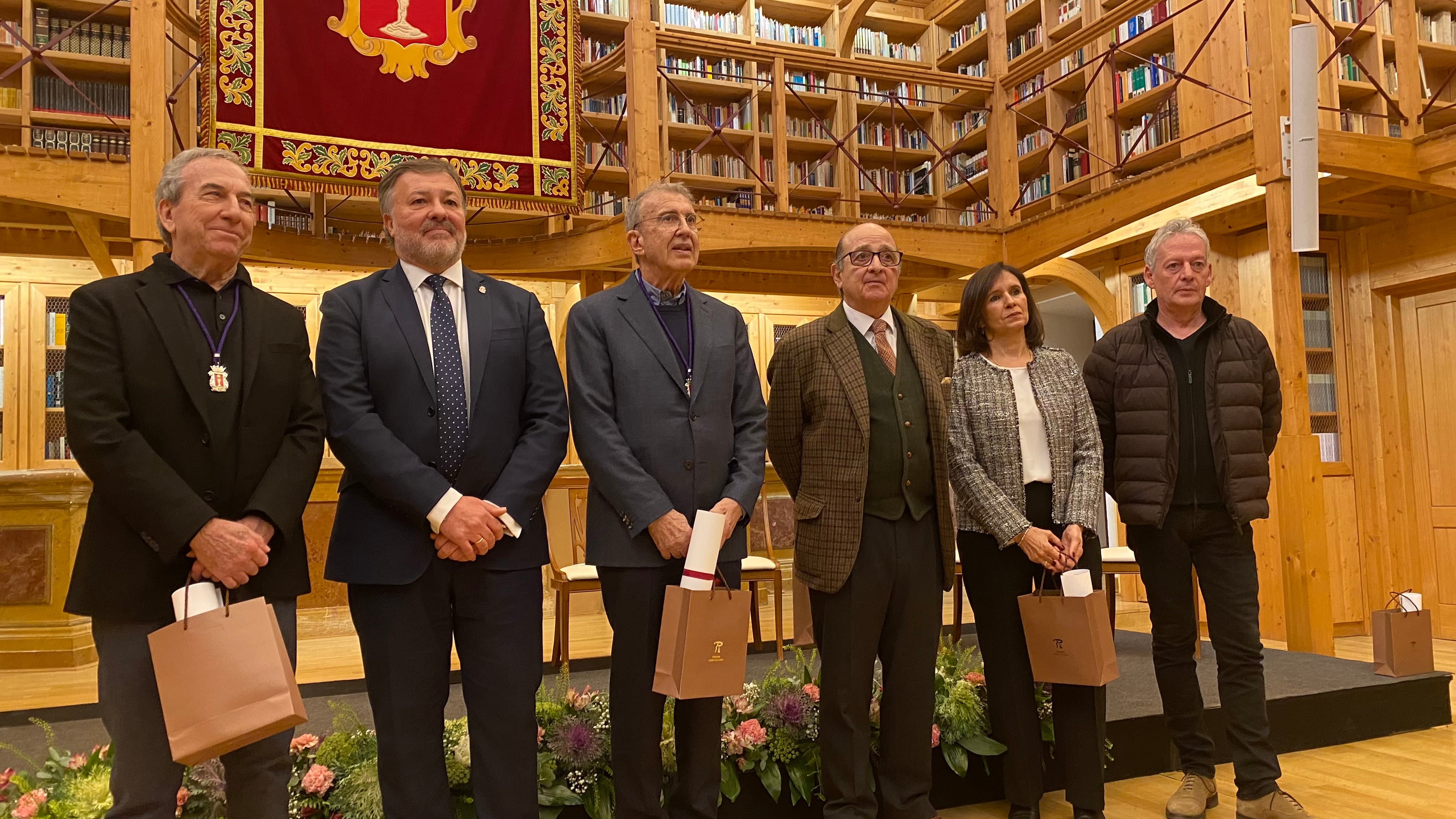 El cantante José Luis Perales, Darío Dolz (alcalde de Cuenca), el artista plástico José María Yturralde, Jesús Zabala (sobrino del coleccionista Antonio Pérez), Fina Pallás (viuda del doctor José Ramón Izquierdo) y Mariano Aragón (sobrino de la profesora Teresa Marín Ecced).