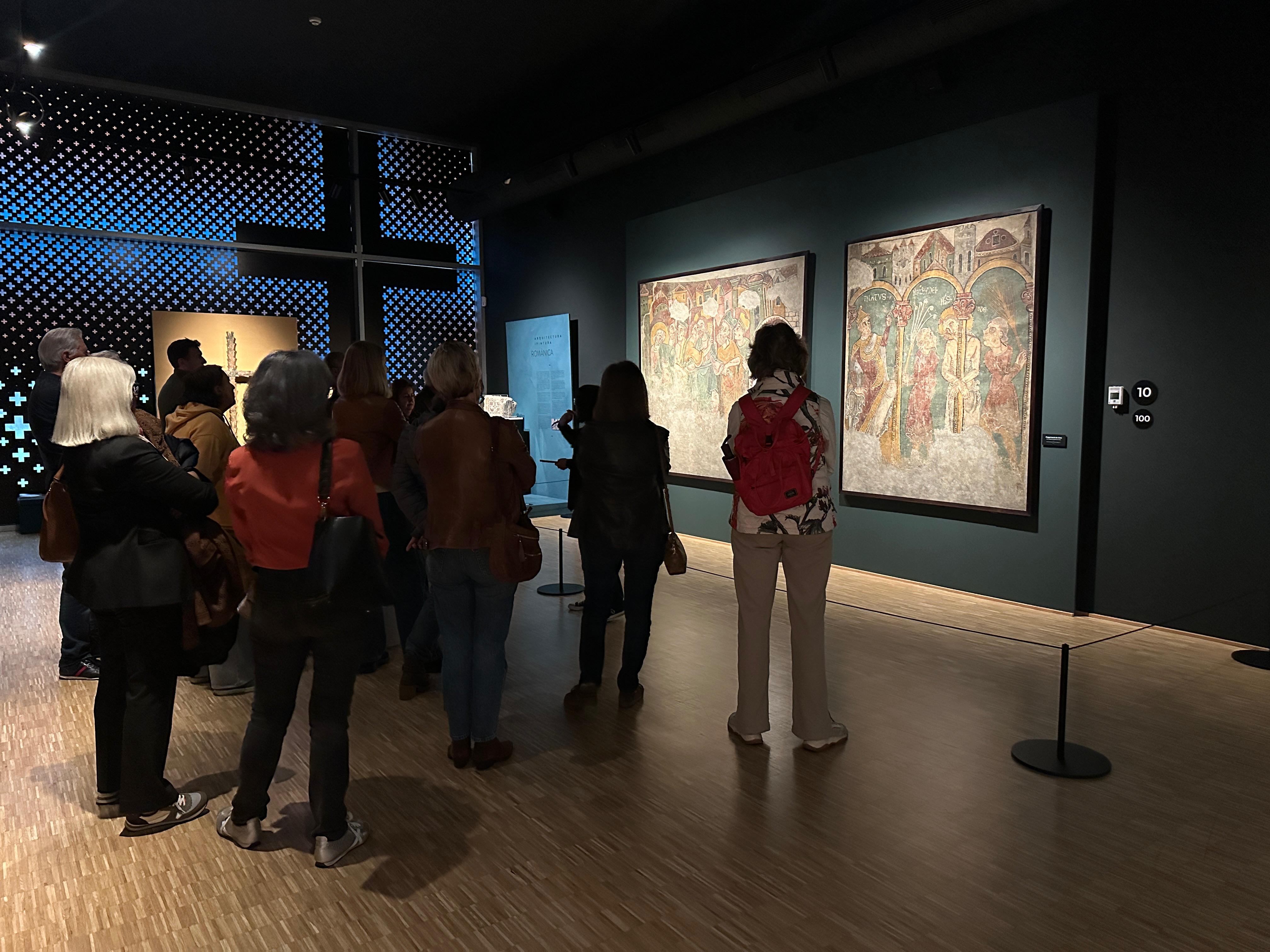 Visitants a les pintures murals de Sant Esteve a l'Espai Columba