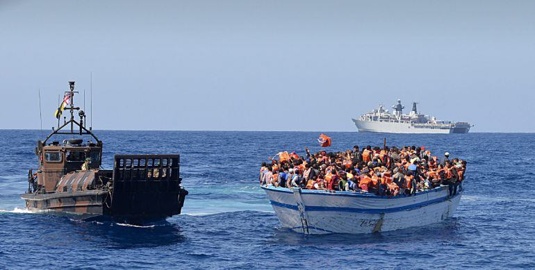 MOD03- MEDITERRÁNEO, 28/05/2015.- Fotografía cedida por el Ministerio de Defensa británico que muestra a cerca de 369 inmigrantes viajando en un bote de madera viajando en aguas al norte de Libia, mientras la Nave Real Británica HMS Bulwark se dispone a r