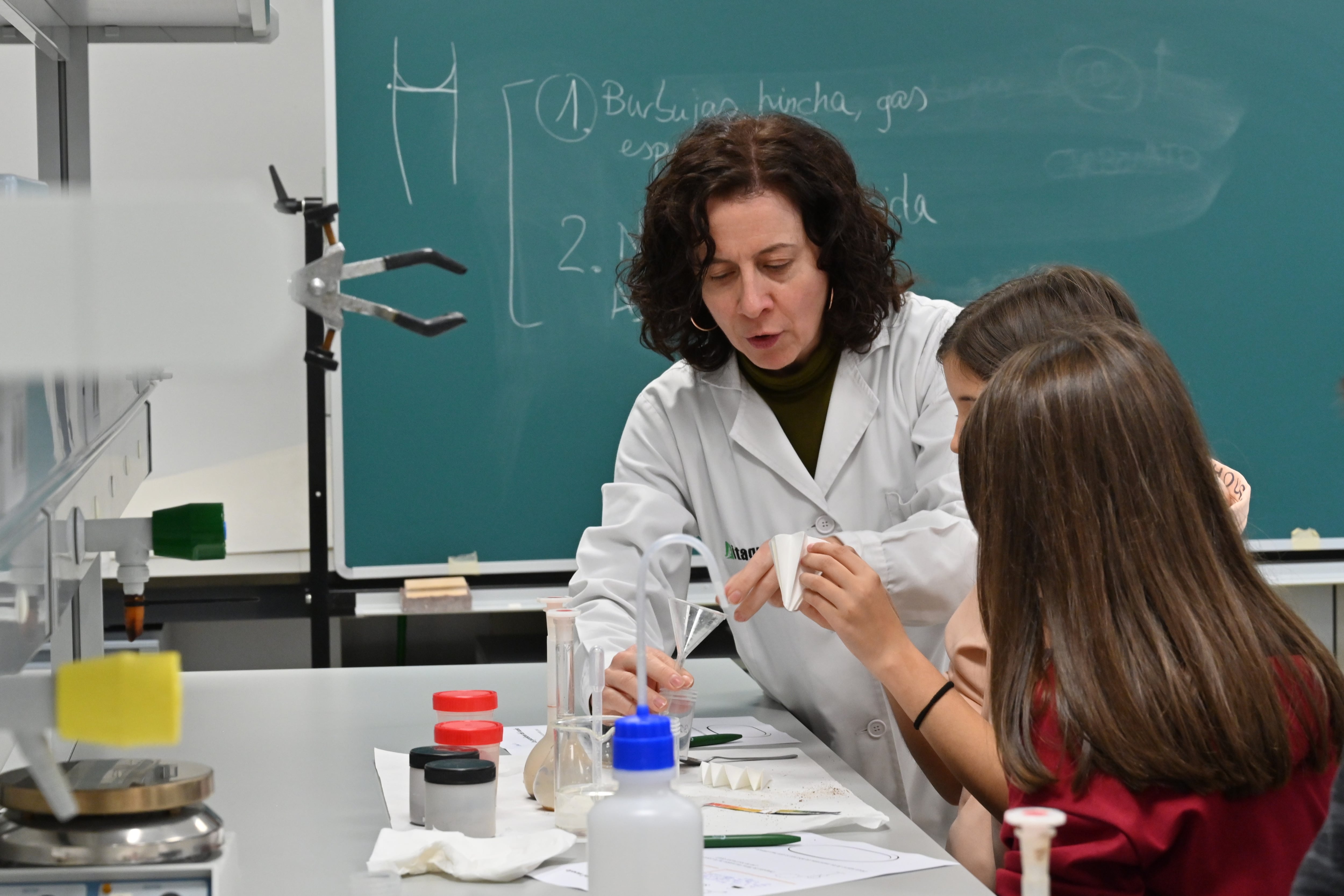 Semana de la Ciencia, proyecto Guardianes del Suelo, niños laboratorio