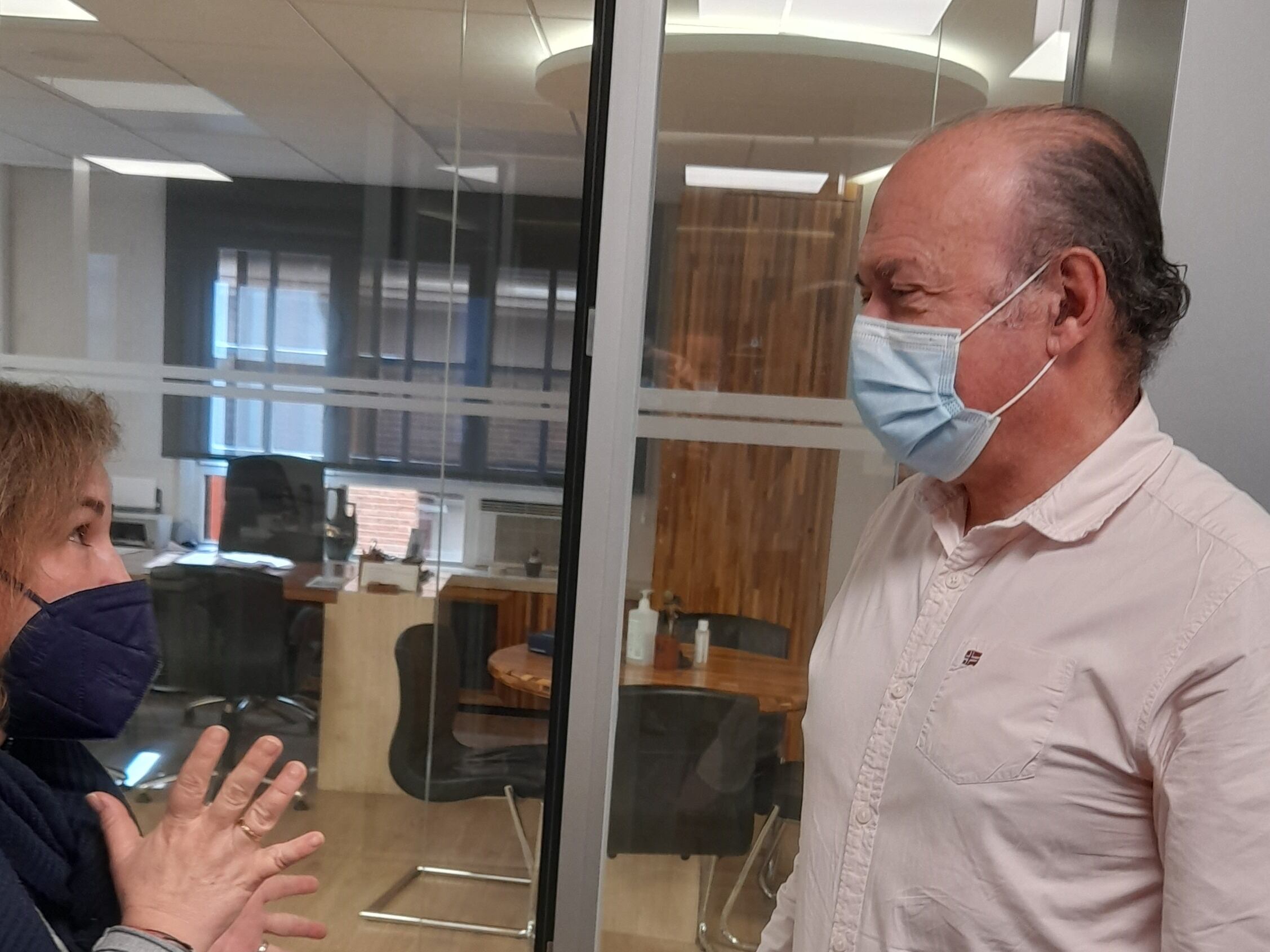 Evaristo Arzalluz discute con Elena Lastra en el Estudio 1 de Radio Aranda