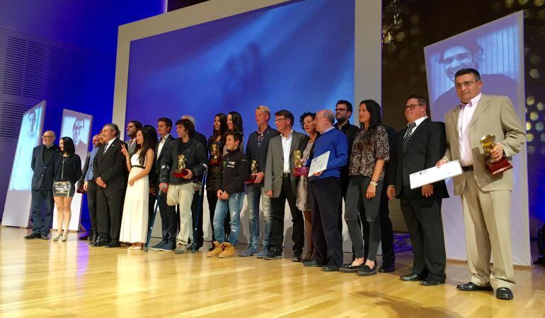 Los premiados y finalistas posan durante la gala