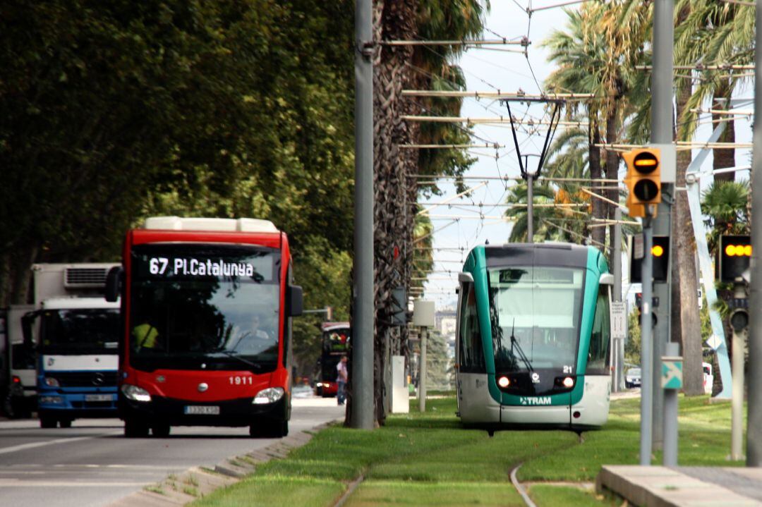 Plano general de un autobús y un tranvía a la altura de la estación de Francia. 