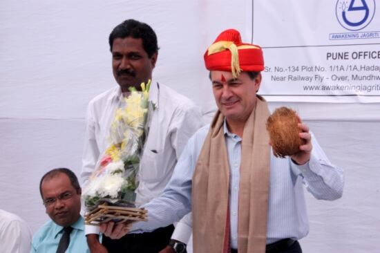Mas continua amb el seu viatge a la India